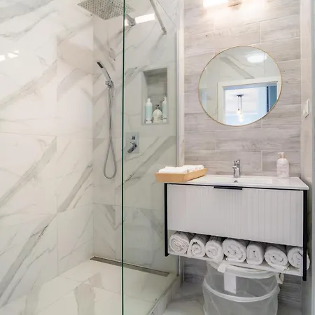 Modern Beautiful Close To The Center Daire